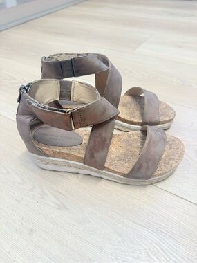 Adrienne Vittadini "Cecilia" sport wedge sandals feature a cork platform Size 9
